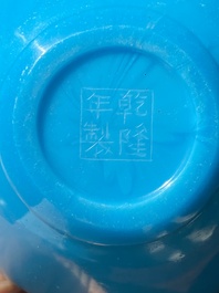 Vase de forme bouteille en verre de P&eacute;kin bleu turquoise, Chine, marque et &eacute;poque de Qianlong