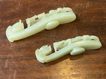 Twee Chinese riemhaken in witte jade, Qing