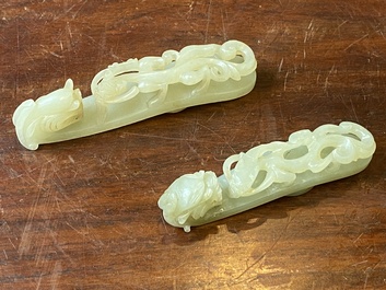 Twee Chinese riemhaken in witte jade, Qing