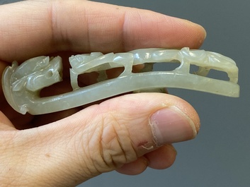 Twee Chinese riemhaken in witte jade, Qing