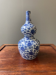 Vase de forme double gourde en porcelaine de Chine en bleu et blanc &agrave; d&eacute;cor de rinceaux de lotus, Jiajing/Wanli