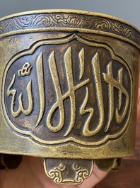 Rare br&ucirc;le-parfum tripod de forme cylindrique en bronze &agrave; inscription arabe, marque et &eacute;poque de Zhengde