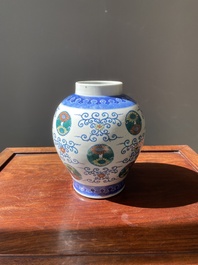 Een Chinese doucai vaas, Daoguang merk en periode