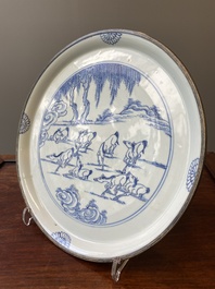 Plat en porcelaine de Chine en bleu et blanc &agrave; d&eacute;cor des 'Huit chevaux de Mu Wang' &agrave; monture en argent, Kangxi/Yongzheng