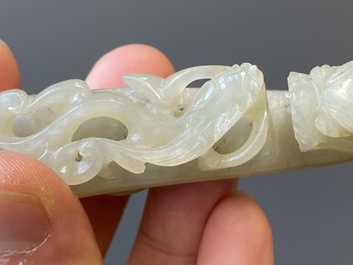 Twee Chinese riemhaken in witte jade, Qing