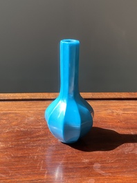 Vase de forme bouteille &agrave; facettes en verre de P&eacute;kin en bleu turquoise, Chine, marque et &eacute;poque de Qianlong