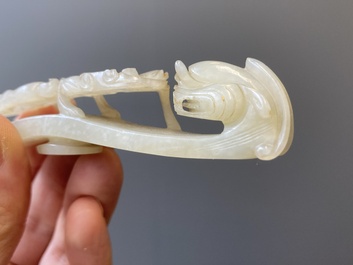 Twee Chinese riemhaken in witte jade, Qing