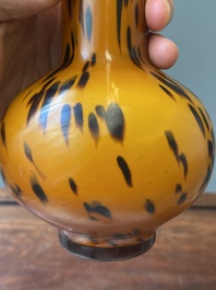 Vase de forme bouteille en verre de P&eacute;kin de couleur ambre tachet&eacute;, Chine, marque et &eacute;poque de Xianfeng