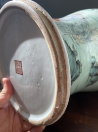 Een fraai paar Chinese famille rose vazen met een muzikant die de qin bespeelt, Qianlong merk, Republiek