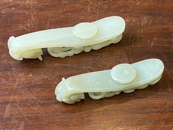 Twee Chinese riemhaken in witte jade, Qing