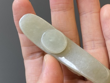 Twee Chinese riemhaken in witte jade, Qing