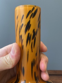 Vase de forme bouteille en verre de P&eacute;kin de couleur ambre tachet&eacute;, Chine, marque et &eacute;poque de Xianfeng