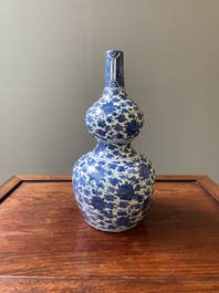 Vase de forme double gourde en porcelaine de Chine en bleu et blanc &agrave; d&eacute;cor de rinceaux de lotus, Jiajing/Wanli