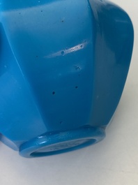 Vase de forme bouteille &agrave; facettes en verre de P&eacute;kin en bleu turquoise, Chine, marque et &eacute;poque de Qianlong