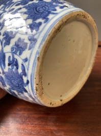 Vase de forme double gourde en porcelaine de Chine en bleu et blanc &agrave; d&eacute;cor de rinceaux de lotus, Jiajing/Wanli