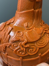 Vase de forme bouteille en verre de P&eacute;kin en rouge de corail, marque et probablement &eacute;poque de Daoguang