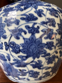 Vase de forme double gourde en porcelaine de Chine en bleu et blanc &agrave; d&eacute;cor de rinceaux de lotus, Jiajing/Wanli