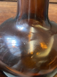 Rare vase de forme bouteille en verre de P&eacute;kin de couleur ambre translucide, Chine, marque et &eacute;poque de Qianlong
