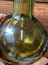 Rare vase de forme bouteille en verre de P&eacute;kin de couleur vert translucide, Chine, marque et &eacute;poque de Qianlong