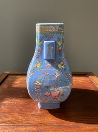 Vase de forme 'fanghu' en porcelaine de Chine famille rose sur fond bleu, marque et &eacute;poque de Guangxu