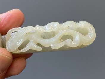 Twee Chinese riemhaken in witte jade, Qing