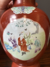 Een paar Chinese famille rose vazen met medaillons met spelende jongens op koraalrode fondkleur, 18/19e eeuw