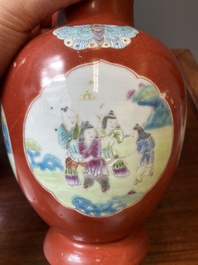 Een paar Chinese famille rose vazen met medaillons met spelende jongens op koraalrode fondkleur, 18/19e eeuw