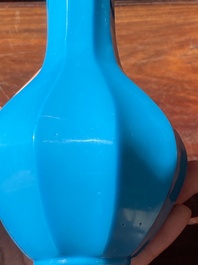 Vase de forme bouteille &agrave; facettes en verre de P&eacute;kin en bleu turquoise, Chine, marque et &eacute;poque de Qianlong