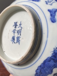 Een Chinese blauw-witte 'Acht onsterfelijken' kom, Wanli merk en periode