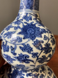 Vase de forme double gourde en porcelaine de Chine en bleu et blanc &agrave; d&eacute;cor de rinceaux de lotus, Jiajing/Wanli