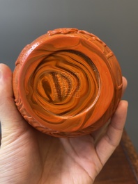 Vase de forme bouteille en verre de P&eacute;kin en rouge de corail, marque et probablement &eacute;poque de Daoguang