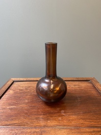 Rare vase de forme bouteille en verre de P&eacute;kin de couleur ambre translucide, Chine, marque et &eacute;poque de Qianlong