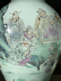 Een fraai paar Chinese famille rose vazen met een muzikant die de qin bespeelt, Qianlong merk, Republiek