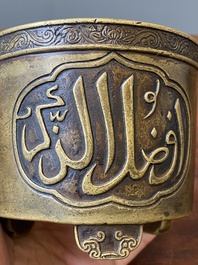 Rare br&ucirc;le-parfum tripod de forme cylindrique en bronze &agrave; inscription arabe, marque et &eacute;poque de Zhengde
