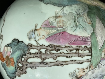 Een fraai paar Chinese famille rose vazen met een muzikant die de qin bespeelt, Qianlong merk, Republiek