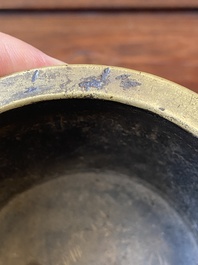 Rare br&ucirc;le-parfum tripod de forme cylindrique en bronze &agrave; inscription arabe, marque et &eacute;poque de Zhengde