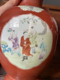 Een paar Chinese famille rose vazen met medaillons met spelende jongens op koraalrode fondkleur, 18/19e eeuw