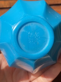 Vase de forme bouteille &agrave; facettes en verre de P&eacute;kin en bleu turquoise, Chine, marque et &eacute;poque de Qianlong