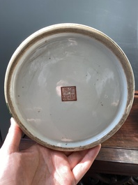 Een fraai paar Chinese famille rose vazen met een muzikant die de qin bespeelt, Qianlong merk, Republiek