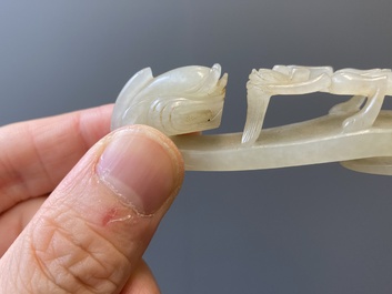 Twee Chinese riemhaken in witte jade, Qing