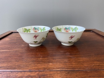 Paire de bols en porcelaine de Chine famille rose &agrave; d&eacute;cor de poires de baumier, marque et &eacute;poque de Daoguang