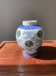 Een Chinese doucai vaas, Daoguang merk en periode