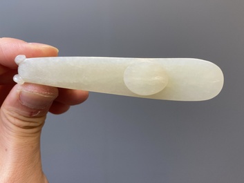 Twee Chinese riemhaken in witte jade, Qing
