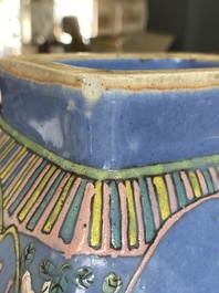 Vase de forme 'fanghu' en porcelaine de Chine famille rose sur fond bleu, marque et &eacute;poque de Guangxu