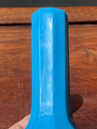 Vase de forme bouteille &agrave; facettes en verre de P&eacute;kin en bleu turquoise, Chine, marque et &eacute;poque de Qianlong