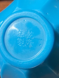 Vase de forme bouteille &agrave; facettes en verre de P&eacute;kin en bleu turquoise, Chine, marque et &eacute;poque de Qianlong