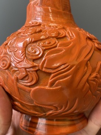 Vase de forme bouteille en verre de P&eacute;kin en rouge de corail, marque et probablement &eacute;poque de Daoguang