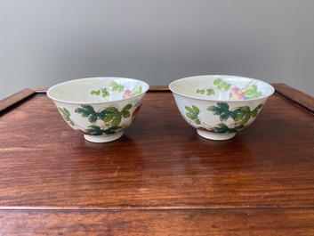 Paire de bols en porcelaine de Chine famille rose &agrave; d&eacute;cor de poires de baumier, marque et &eacute;poque de Daoguang