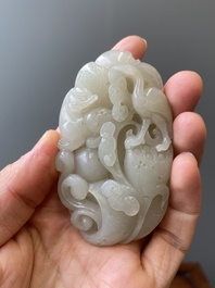 Presse-papier en jade finement sculpt&eacute; &agrave; d&eacute;cor d'une grue et d'un tigre, Chine, 17/18&egrave;me