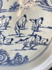 Plat en porcelaine de Chine en bleu et blanc &agrave; d&eacute;cor des 'Huit chevaux de Mu Wang' &agrave; monture en argent, Kangxi/Yongzheng